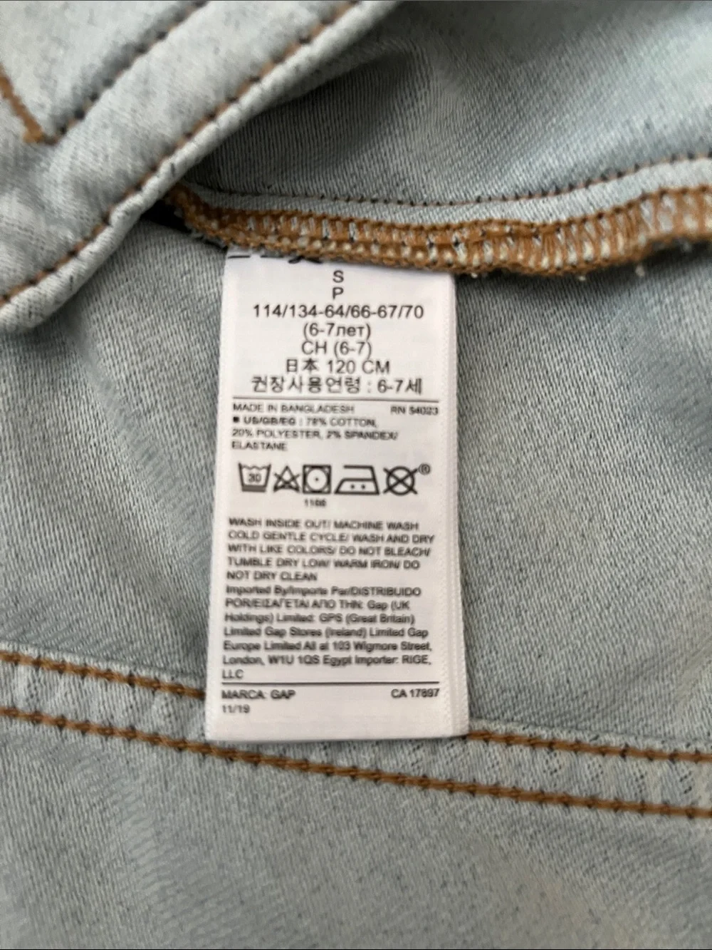 GAPKids size small (6/7) Medium Wash Blue Denim Jacket with Button Front